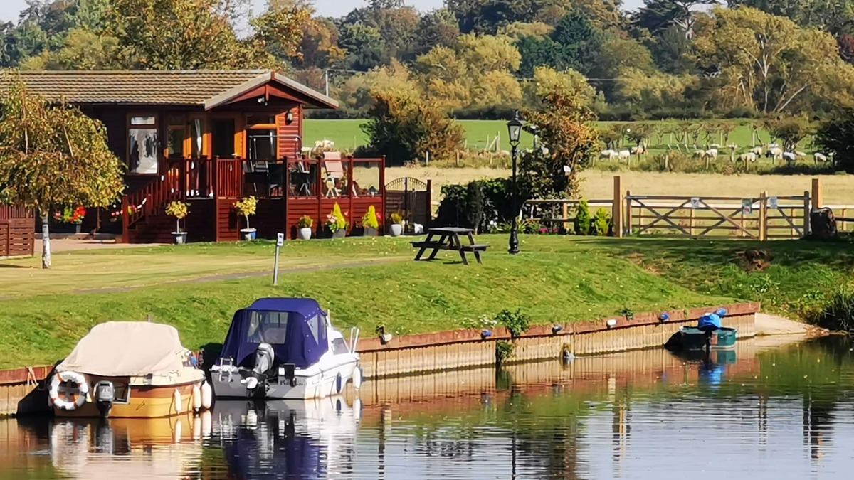 Tiddington Cabin | Riverside Wooden Lodge, Stratford-upon-Avon