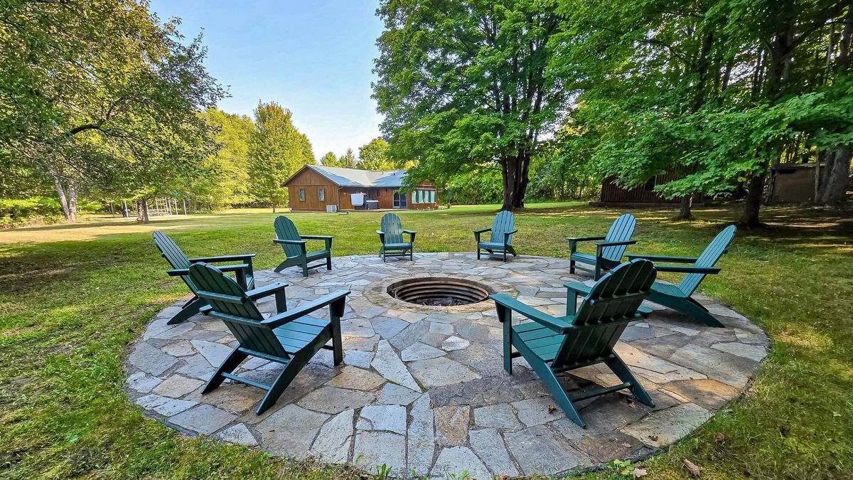 Beulah Cabin | Riverside wooded home with outdoor hot tub, fire pit, gas grill & WIFI