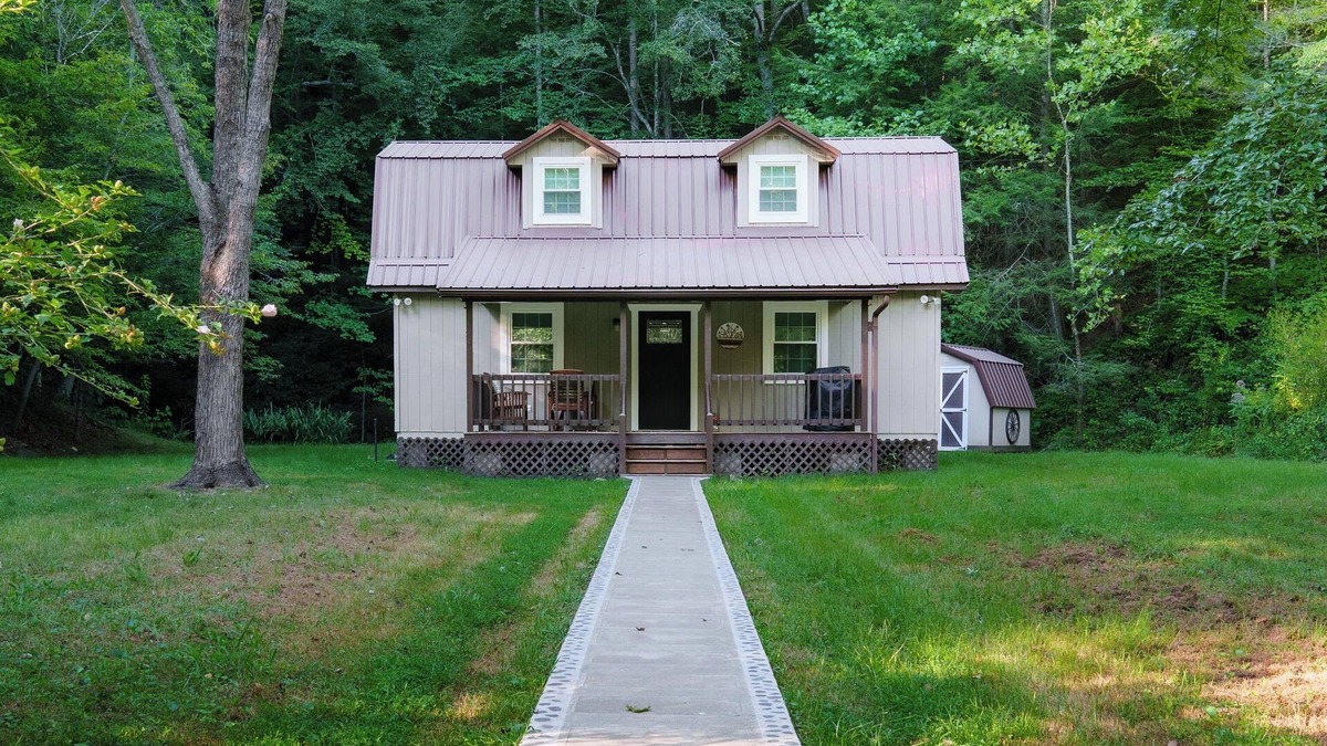 West Liberty Cabin | Riverstone Cabin and Retreat in West Liberty, KY