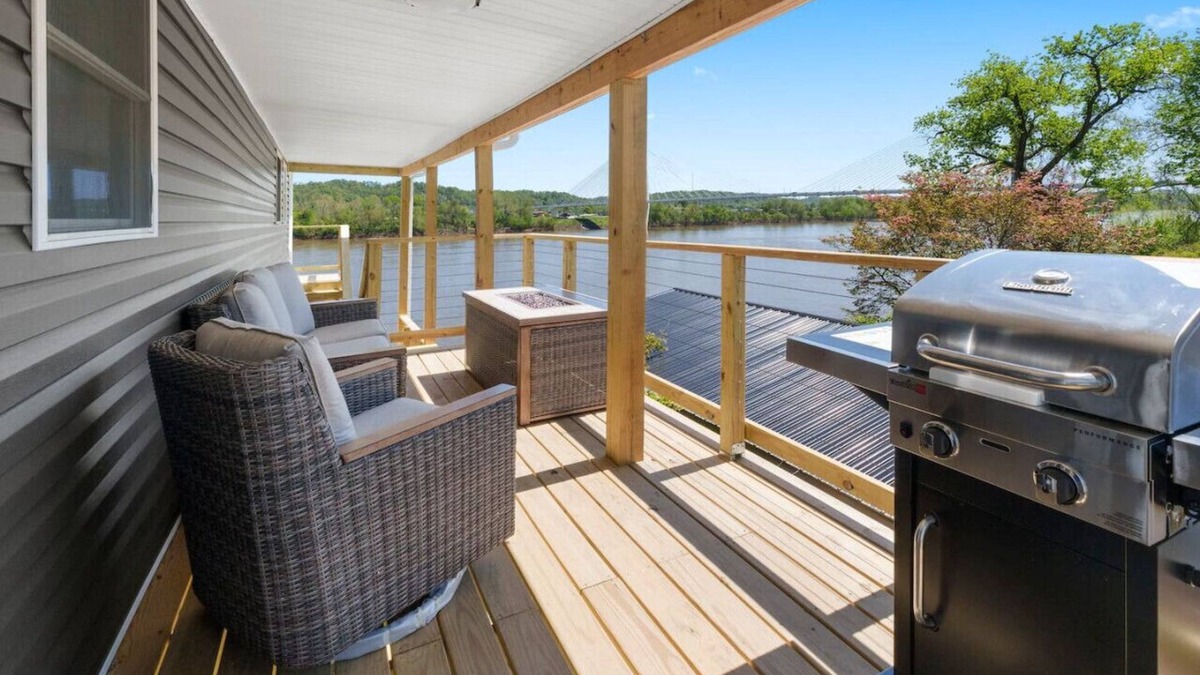 Russell Apartment | RiverSuite3 - The view will ease your mind