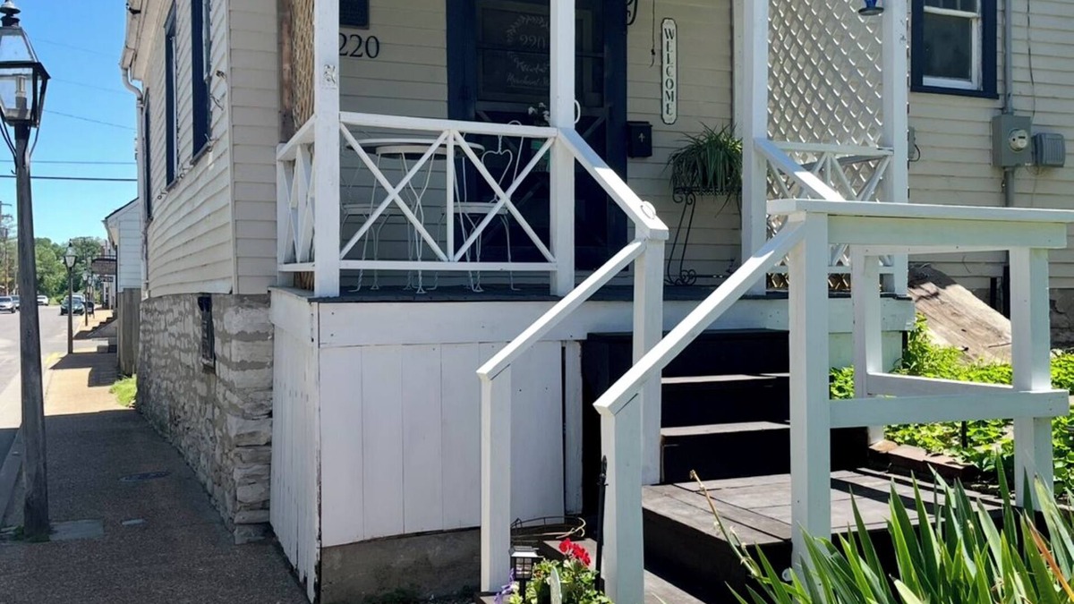 Lake Forest Estates Cottage | ⚜️Rivertown Retreat⚜️ Lewis & Clark: King BednSleeps 4