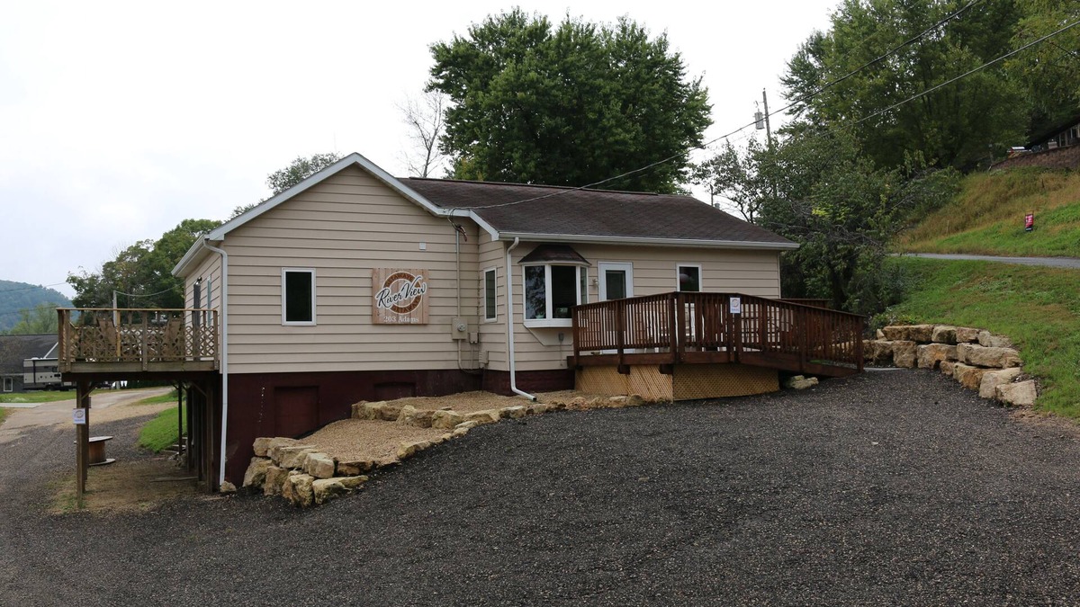 Brownsville House | Riverview Getaways (only 13 miles to La Crosse WI or Iowa border)