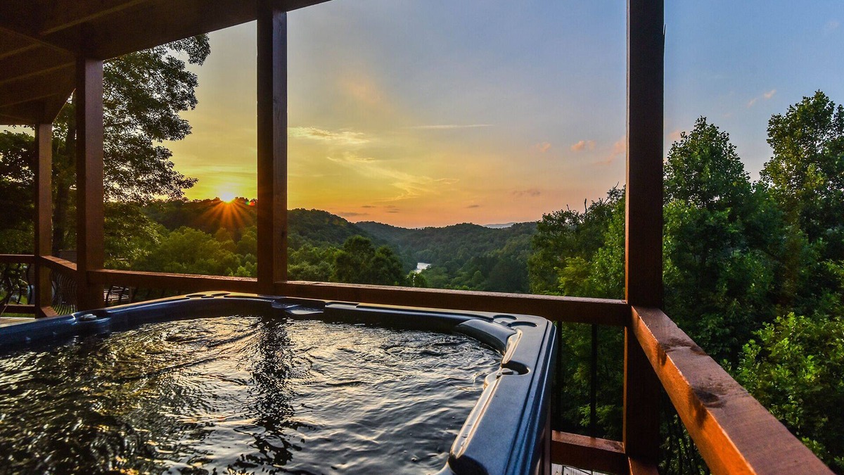 Blue Ridge Cabin | Riverview Lodge – 5 Suites, River Access, Mountain Views, Hot Tub