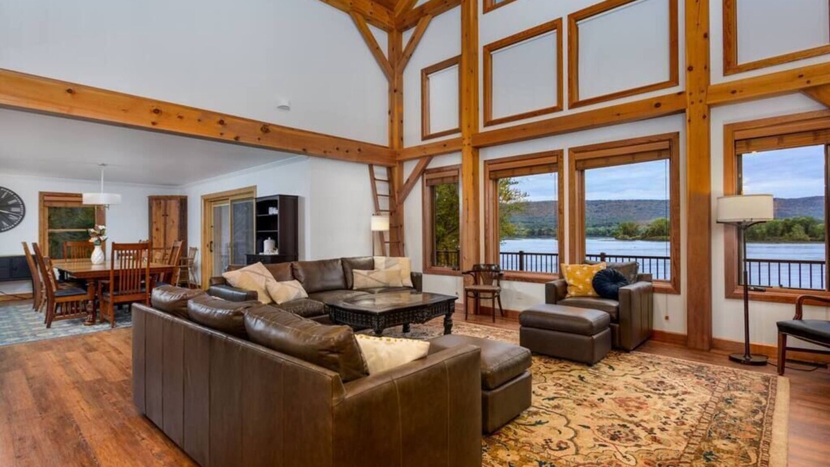 Dauphin House | Riverview Lodge Summa