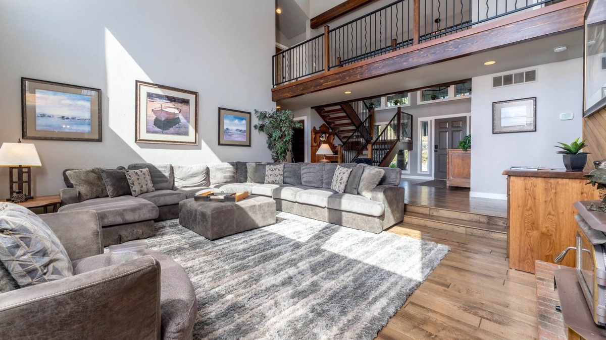 Chelan House | Riverview Pool Villa near Chelan, and Hot Tub!