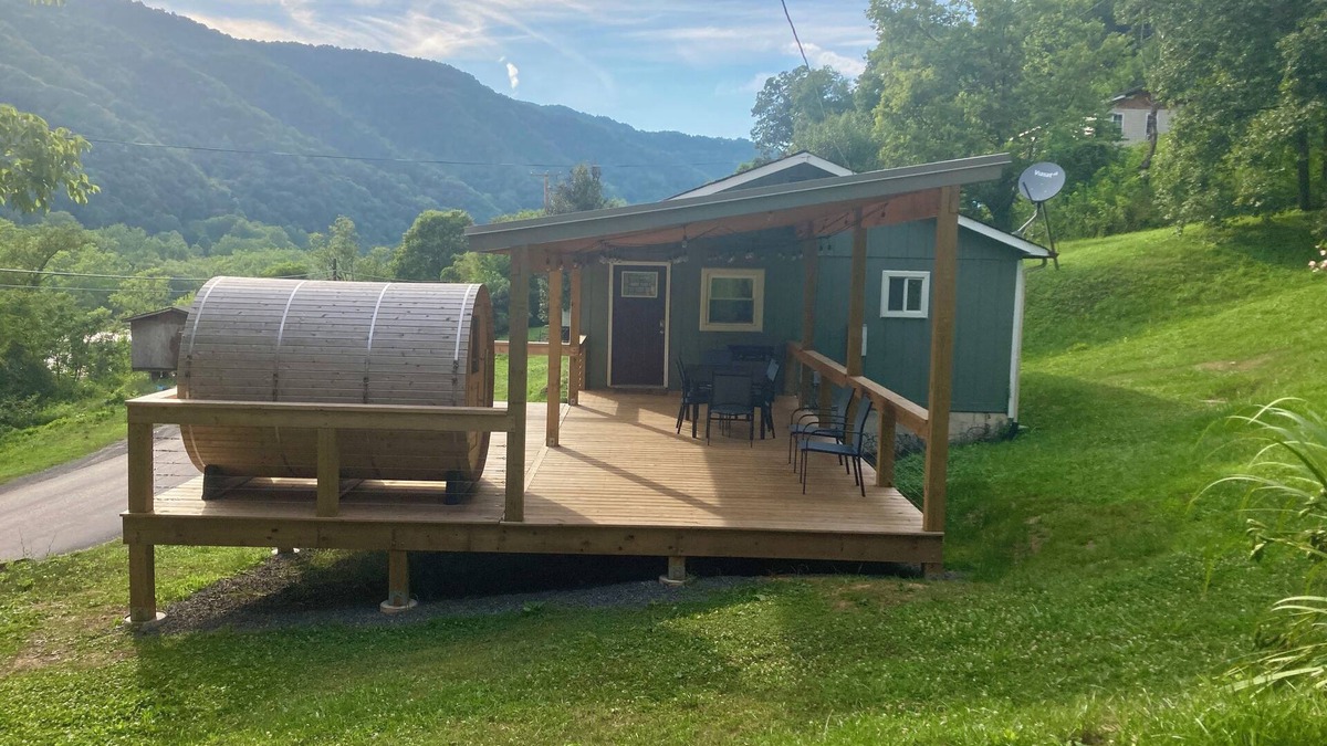 Lockbridge House | Riverview Retreat - house with sauna in the New River Gorge National Park!