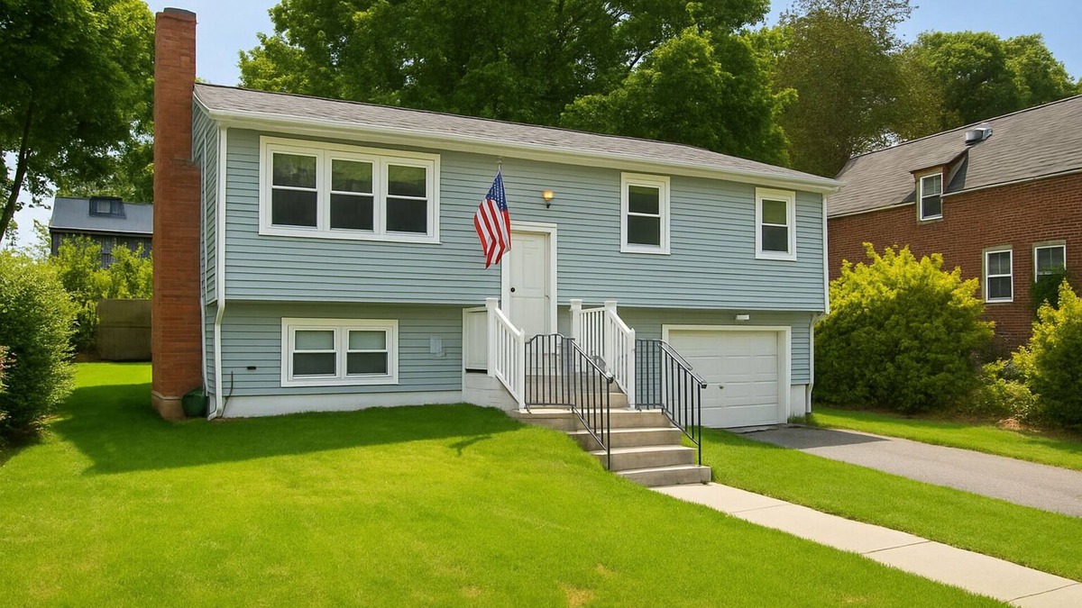 New London House | RIVERVIEW VILLA AT OCEAN BEACH: 5 QUEEN BEDS