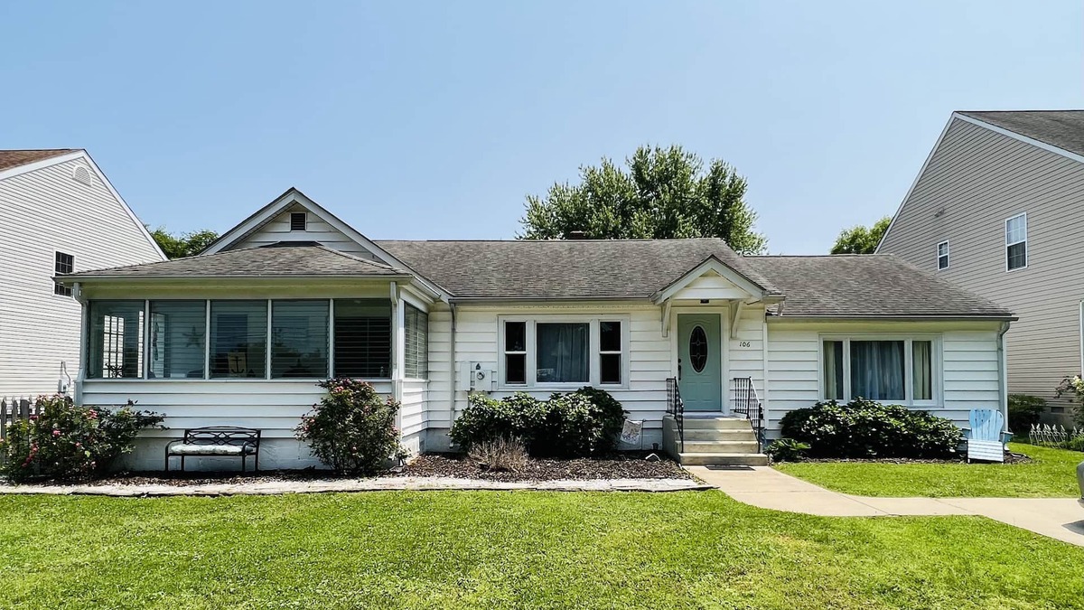 Issue House | RiverWalk ~ A Home for large Families ~ A short walk to the water !