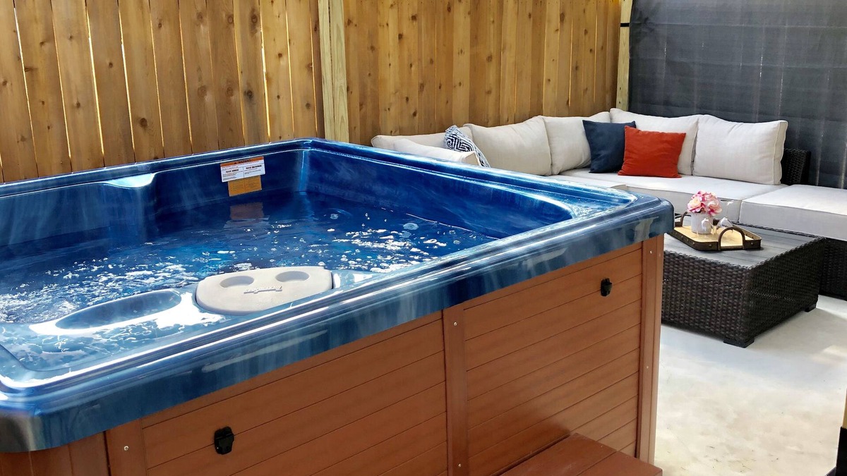 Near East Side House | RIVERWALK/ALAMODOME TOWNHOME - WITH HOT TUB & Wood Fire Pit!1 MILE TO RIVERWALK