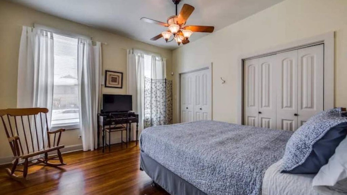 Historic Garderns Apartment | Riverwalk/Alamodome/Suite 1