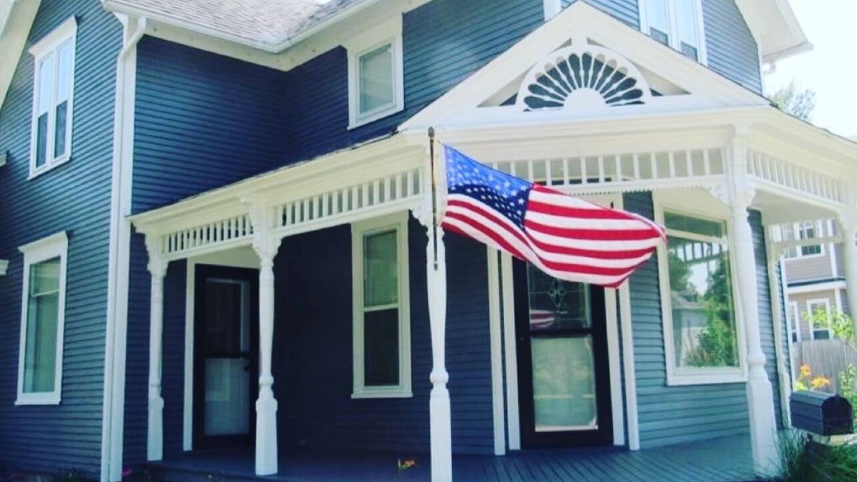 Niles House | Riverwalk Retreat on Main. Spacious updated Victorian Home in the heart of Niles