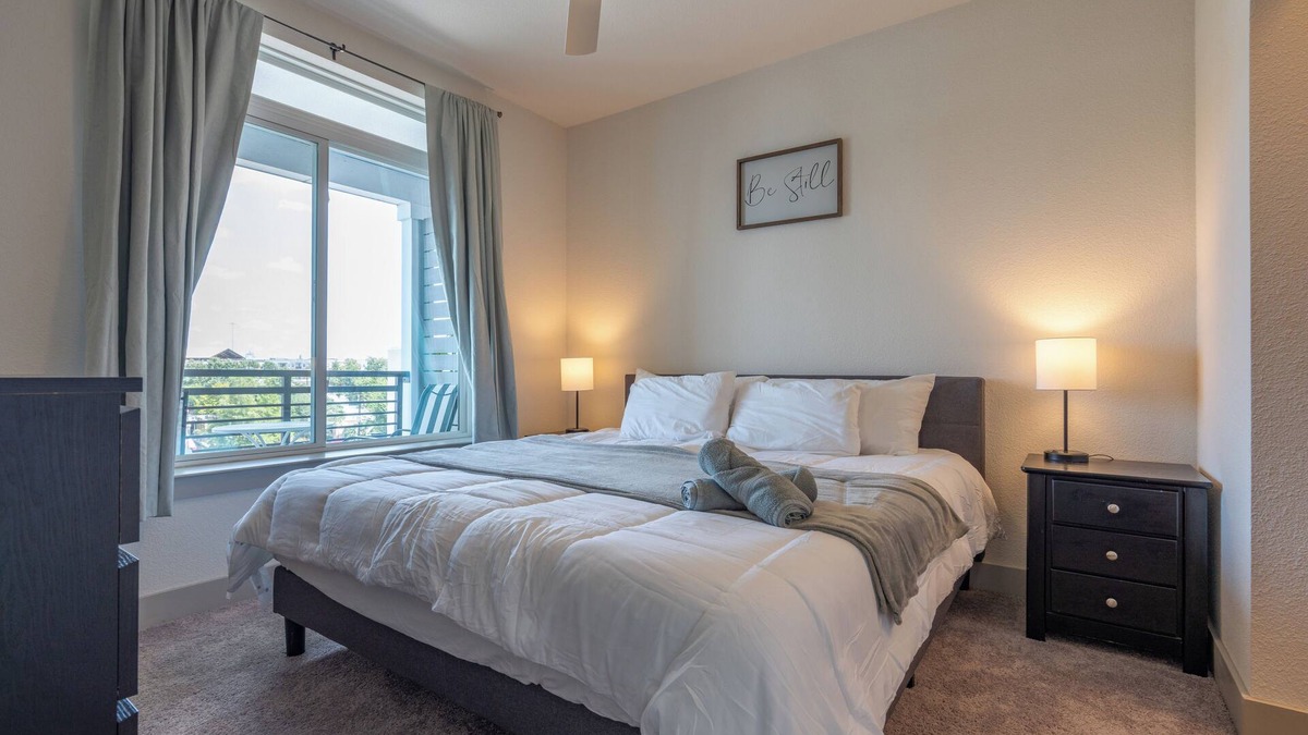 Downtown San Antonio Apartment | RiverWalk Top Floor City View Apt w/King Bed, Infinity Pool, Gym & Free Parking
