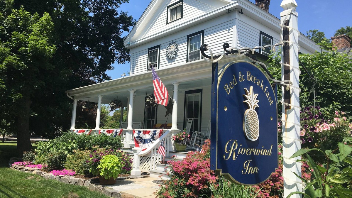 Deep River Center Bed & Breakfast | Riverwind Inn Bed & Breakfast