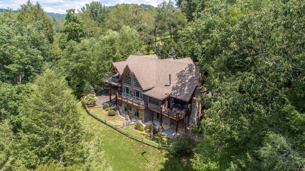 Lansing Cabin | Riverwind Lodge - 3 Acres on the New River!