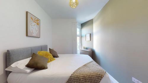Westoe Apartment | Riya Apartments - 3 Bedroom, 5 beds, 1 Bathroom, Fast Wifi, Sky Sports, Free Parking, 20 PERCENT OFF LONG STAY -See our site for assurance