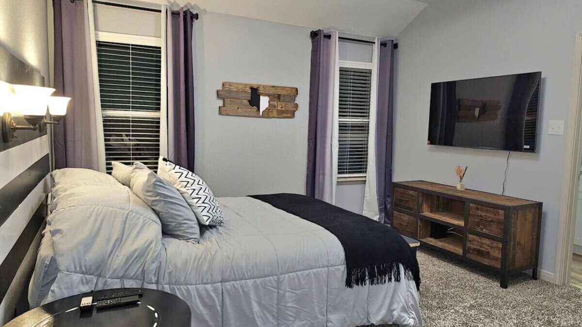 Southside House | RJ's Retreats B&W Room