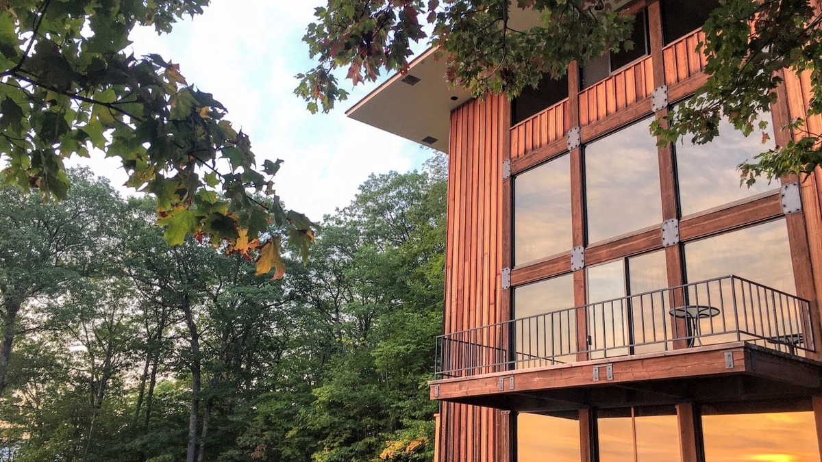 Whitefield House | RL Breathtaking views, private mountain retreat. Hot Tub, Dog Friendly, 4WD recommended!