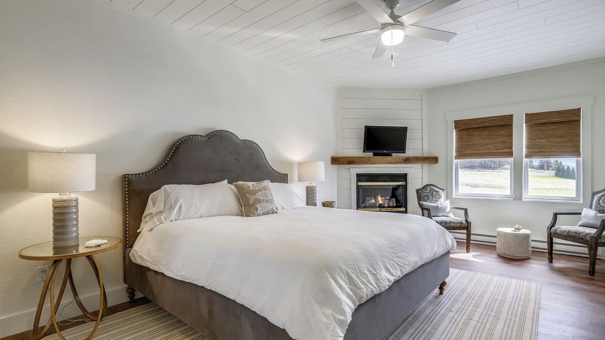 Swanton House | RM 7: Lake access, Pond view, Gas fireplace, Par-3