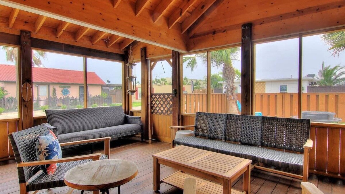 Old Town Cottage | RNR Cottage- Screen Porch | Pet Friendly