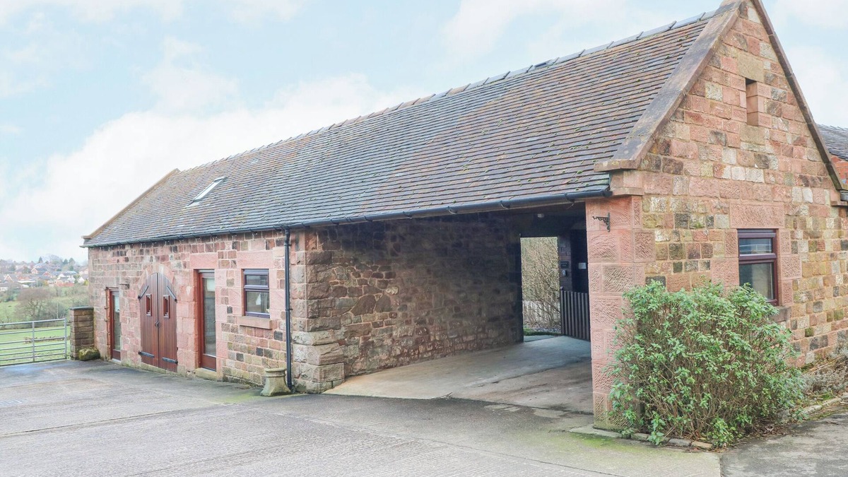 Forsbrook Cottage | ROACHES VIEW BARN, family friendly, with open fire in Wetley Rocks