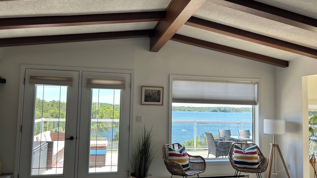 Kenora House | Road access 4 bdrm/2 bath house on Lake of the Woods. Only 2 mins to downtown!
