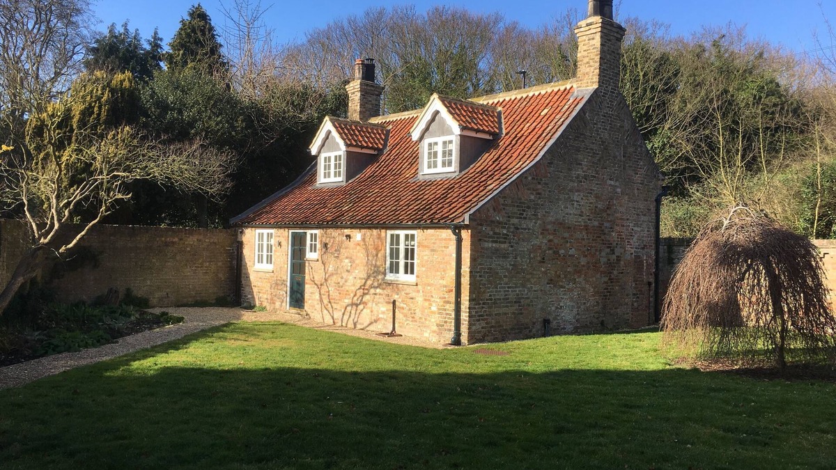 Great Limber House | Roadside Cottage - Period Property in Beautiful Rural Location