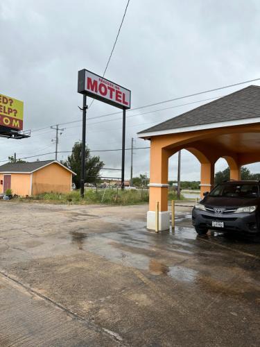 Floresville Hotel | Roadside Inn
