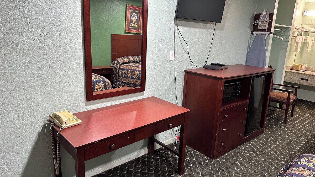Floresville Hotel | Roadside Inn