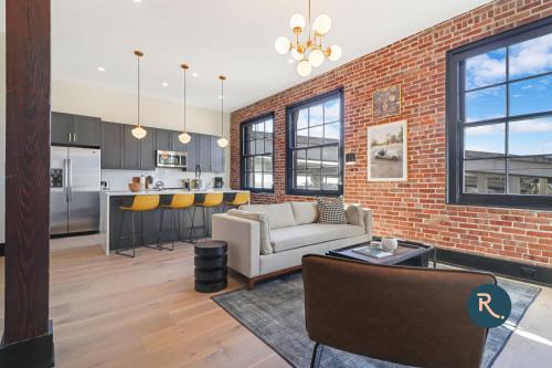 Arts/Warehouse District Apartment | Roami at The Lola