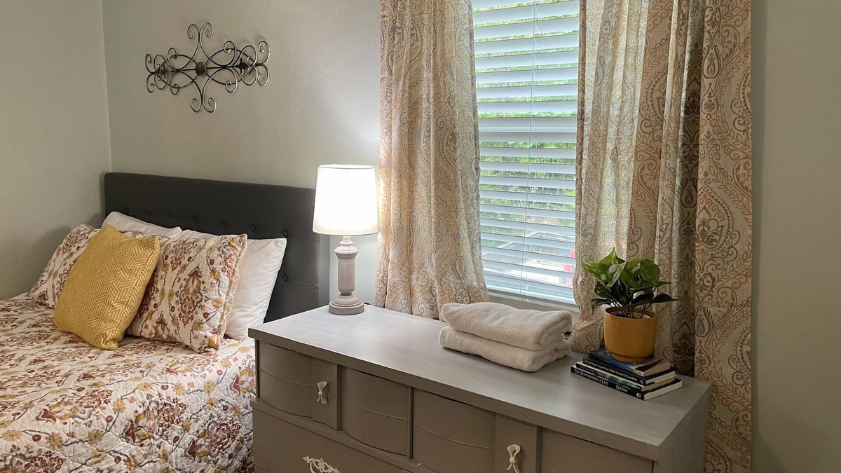 Roanoke House | Roanoke Retreat- close to airport & downtown