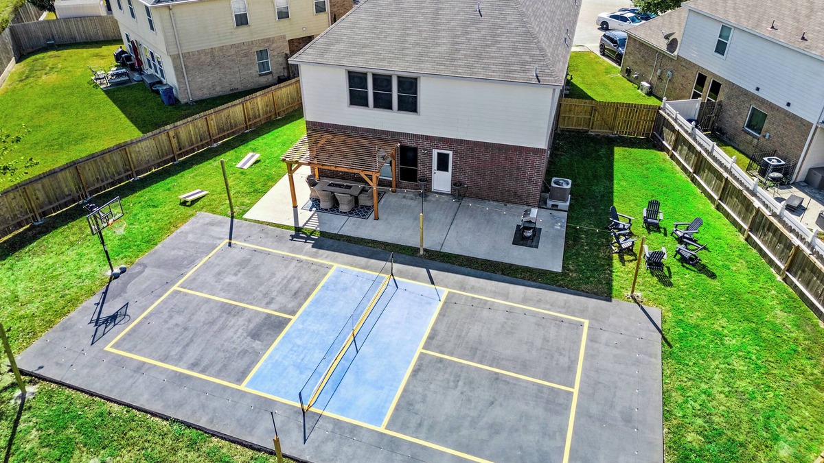 Northeast Houston House | Roaring 1920s Gatsby Manor with Large Pickleball & Secret Speakeasy Room