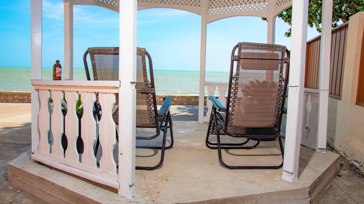 Crane corner House | Robbi's Beach House - Black River, St Elizabeth