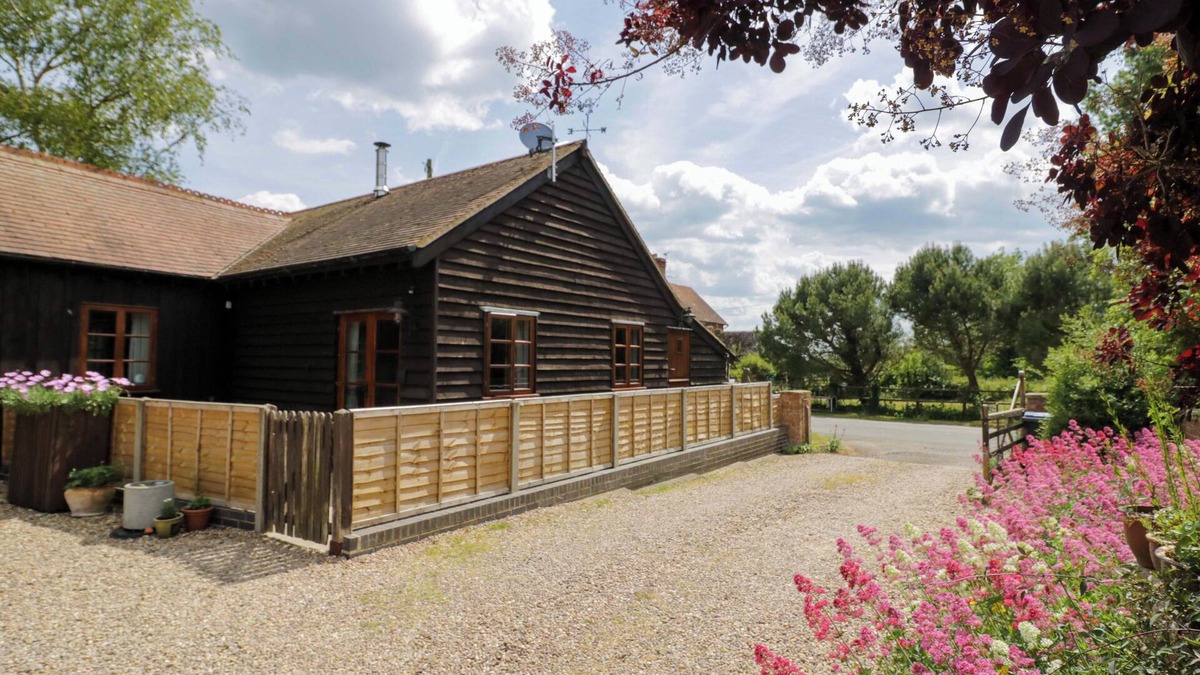 Quedgeley Cottage | ROBBIE'S BARN, pet friendly, with open fire in Stratford-Upon-Avon