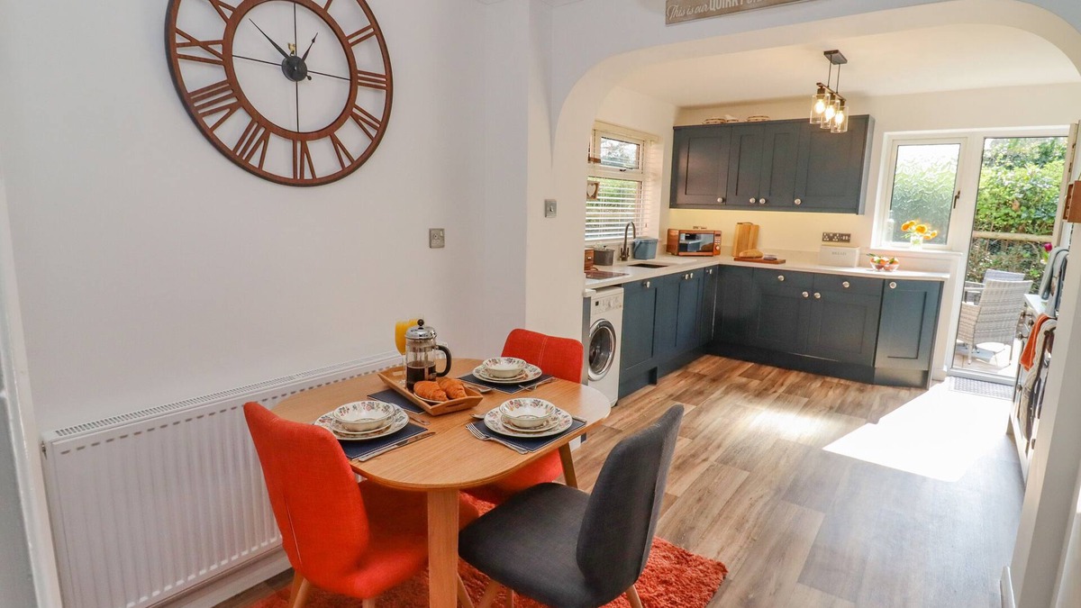 Adderbury Cottage | ROBELLEN CORNER, family friendly, with a garden in Adderbury