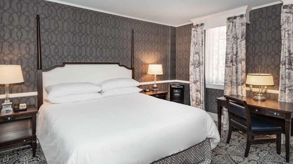 Historic District Hotel | Robert Johnson King, Historic Inns, Near Top Dining & City Attractions