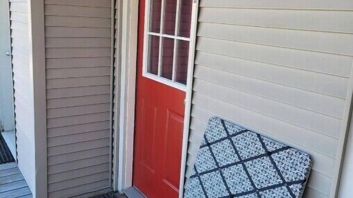 East Haven Rutland County Apartment | Roberts ave. Immaculate Rental For Nurses Apt D