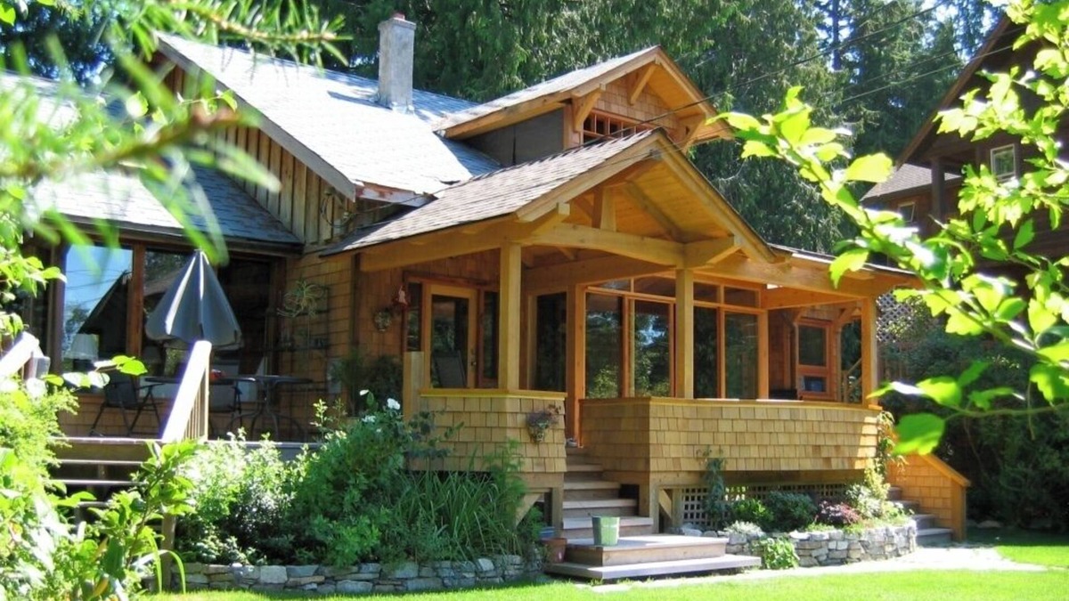 Roberts Creek House | Roberts Creek: Charming 3-bedroom/2 bath post 'n beam steps to Henderson Beach