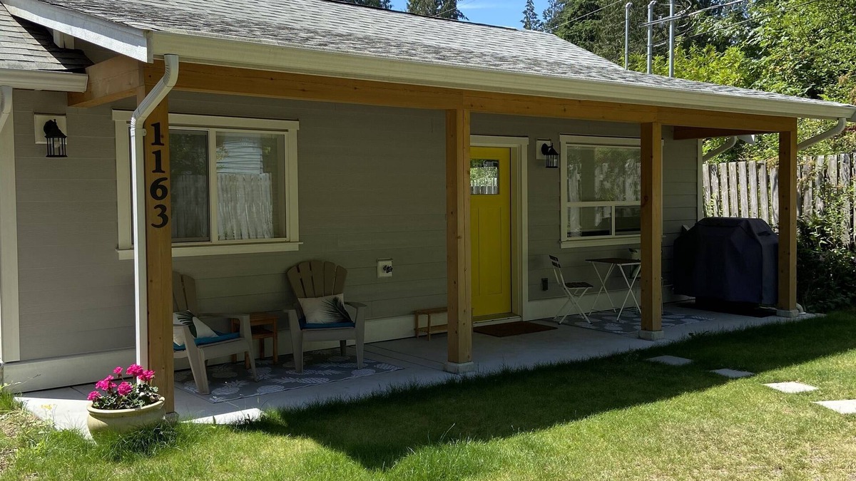 Roberts Creek Cottage | Roberts Creek Cottage. Close to village, beach, hiking and biking trails.