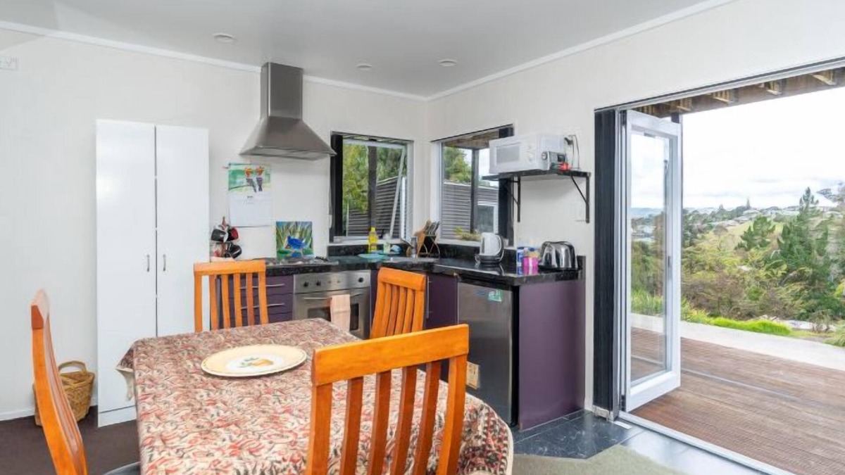 Raglan Apartment | Roberts St - Apartment (Downstairs) - 2BR 1Bath-2 bedroom holiday home