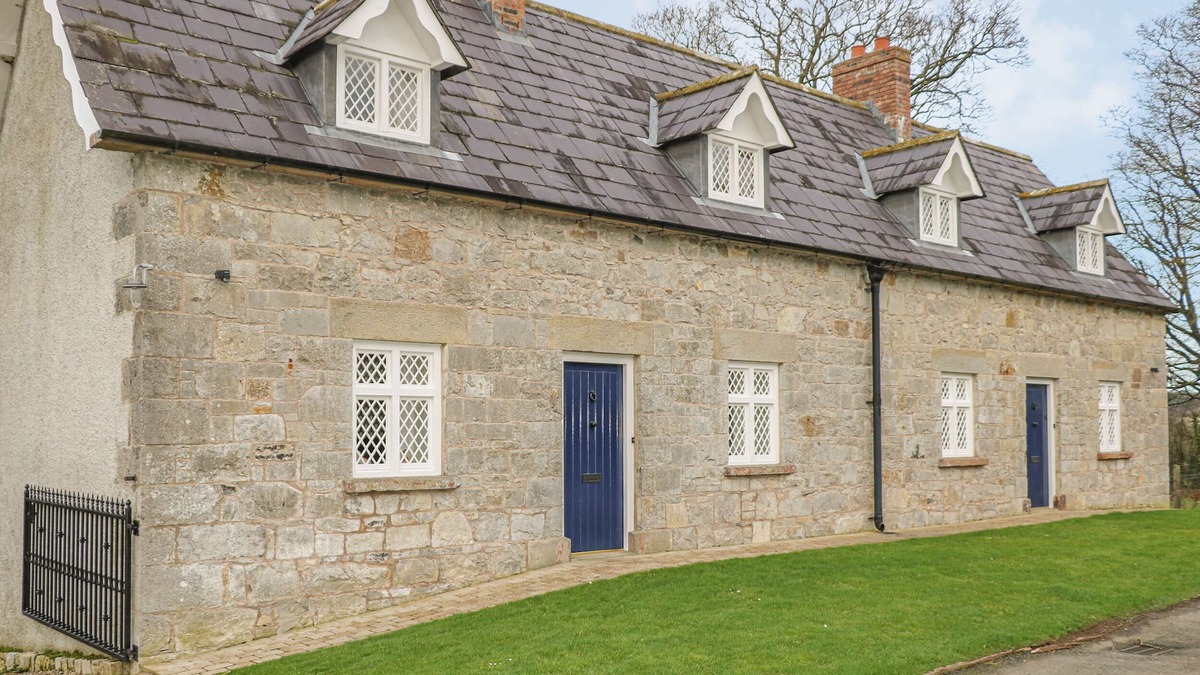 Caledon Cottage | ROBERTSON'S COTTAGE, pet friendly, with open fire in Killylea