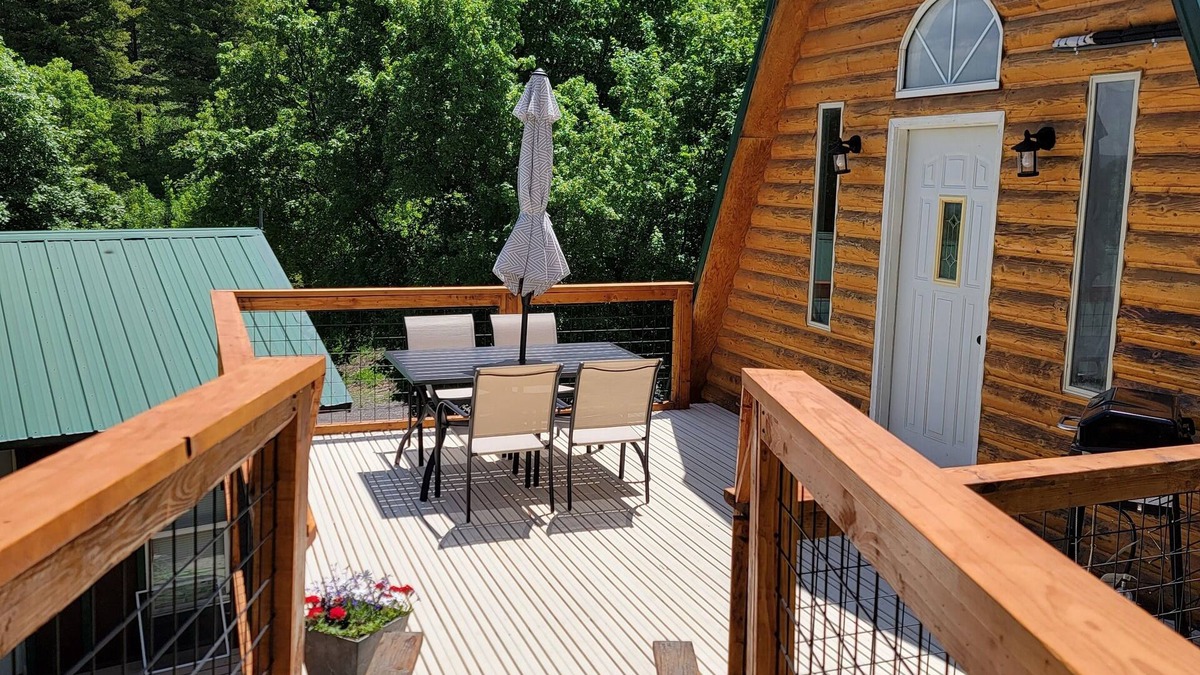 Lava Hot Springs Cabin | Robies Roost Guesthouse - Cabin in the Woods!