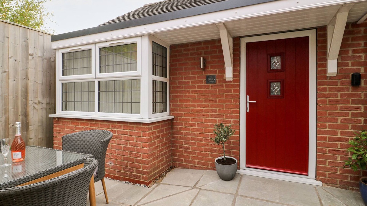 Leven Cottage | ROBIN COTTAGE, with a garden in Beverley