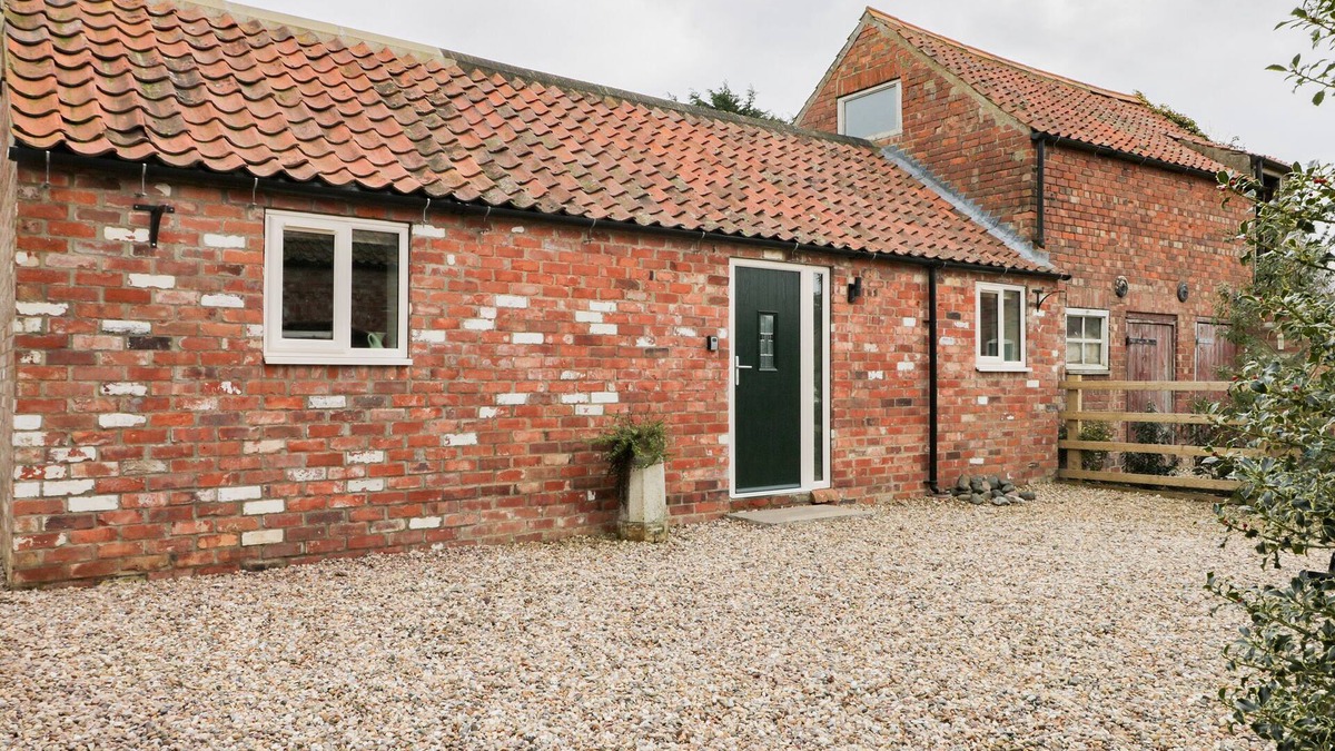 Leven Cottage | ROBIN'S NEST COTTAGE, pet friendly, with a garden in Brandesburton