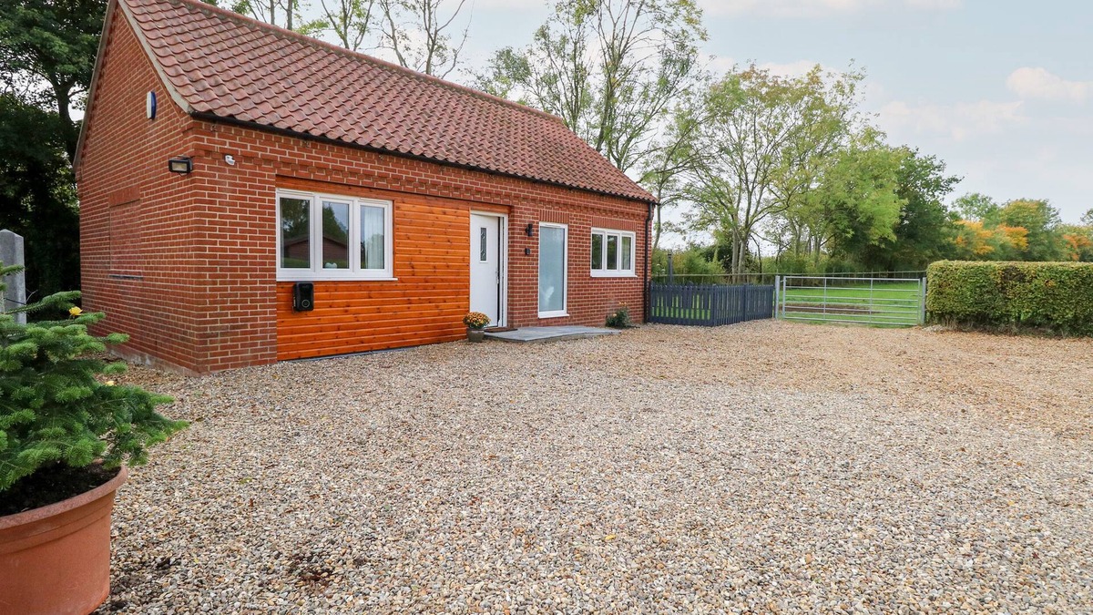 Brisley Cottage | ROBIN'S NEST, family friendly, with a garden in North Elmham
