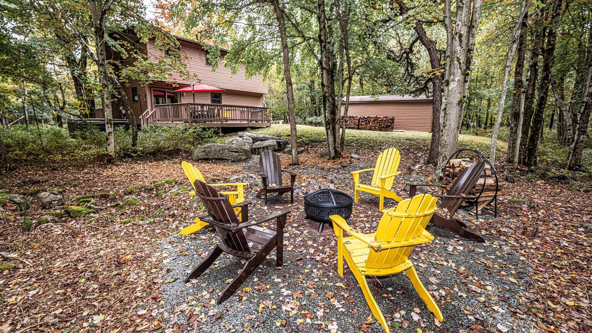 Briar Crest Woods Ski Chalet | Robin's Nest ~ Hot tub ~ Firepit ~Kids Indoor Treehouse ~Gameroom ~Close to Ski