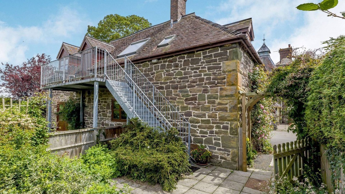 Strefford Cottage | ROBIN'S NEST, pet friendly, with a garden in Craven Arms