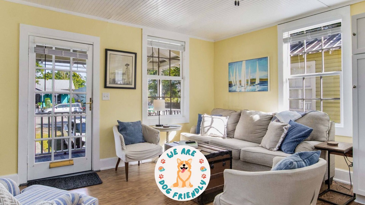 Old East Hill House | Robins Nest - Dog Friendly - Walk to Bay Center
