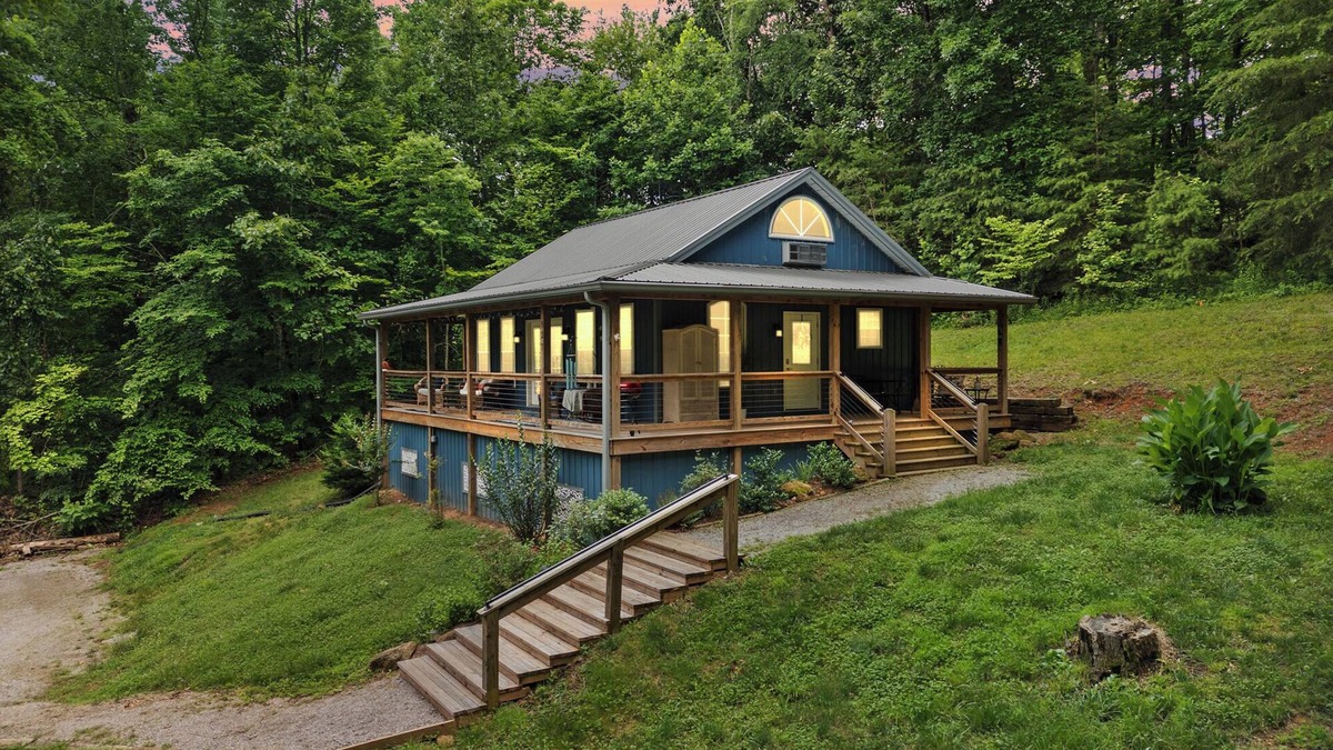 Mammoth Cave Cabin | Robins Nest nestled on Nolin Lake! Boat parking onsite & close to the boat ramp!