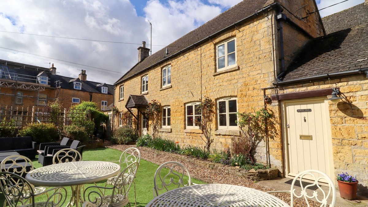 Bourton House | ROBINS NEST, pet friendly, with a garden in Bourton-On-The-Water