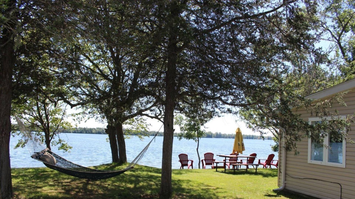 Ameliasburgh House | Roblin Lake-waterfront stay PEC